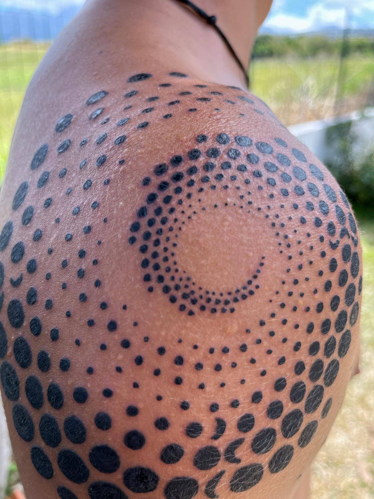 Tatouage cerne de tronc blackwork cuisse